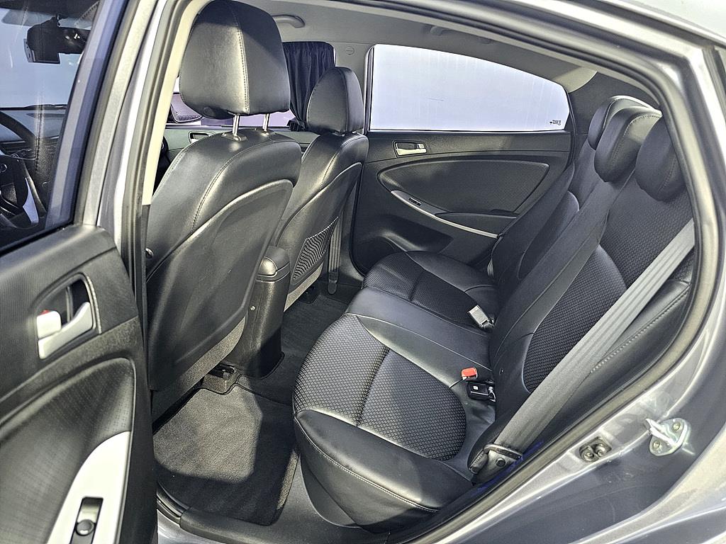 HYUNDAI Accent - Vista 9