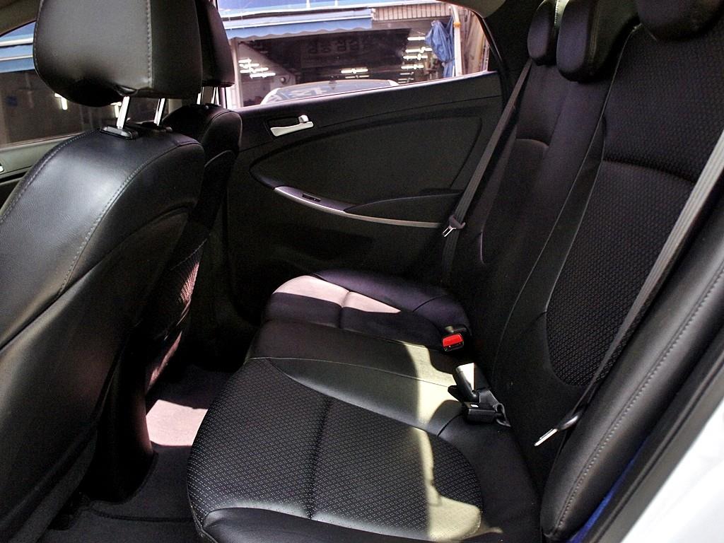 HYUNDAI Accent - Vista 11