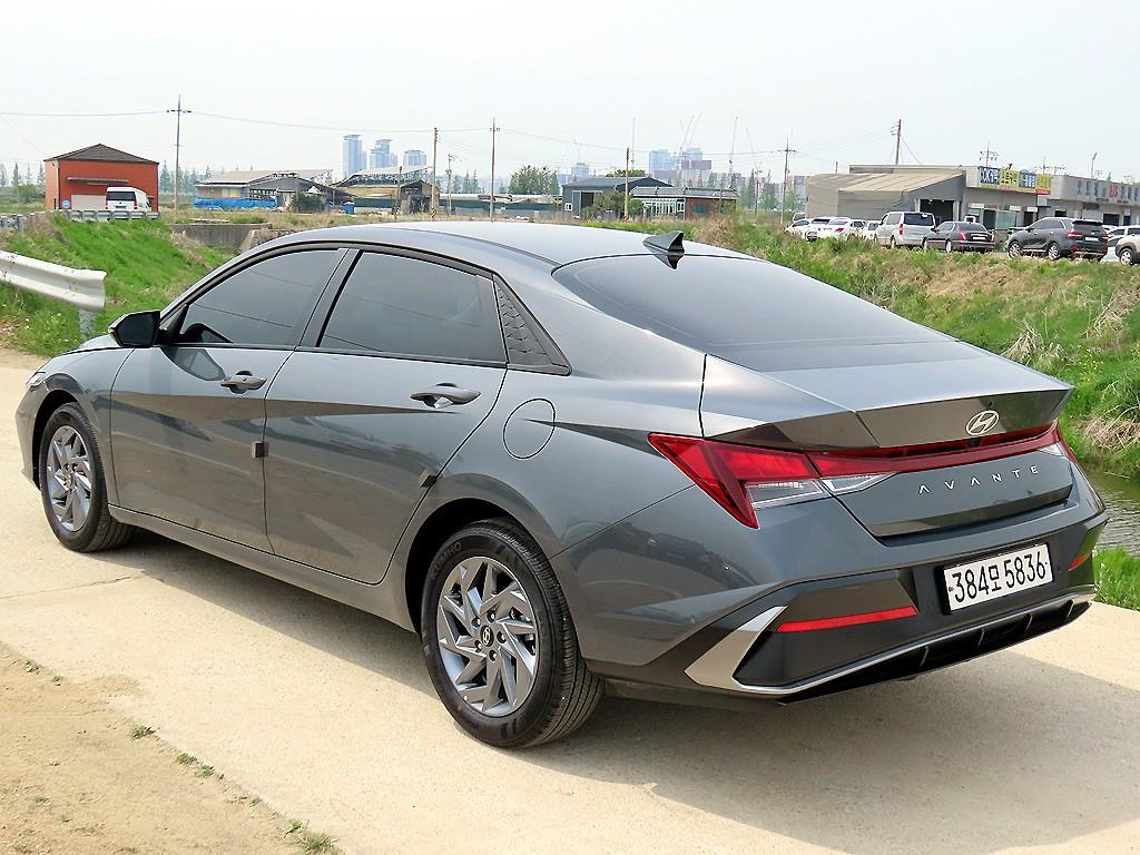 HYUNDAI Avante - Vista 3