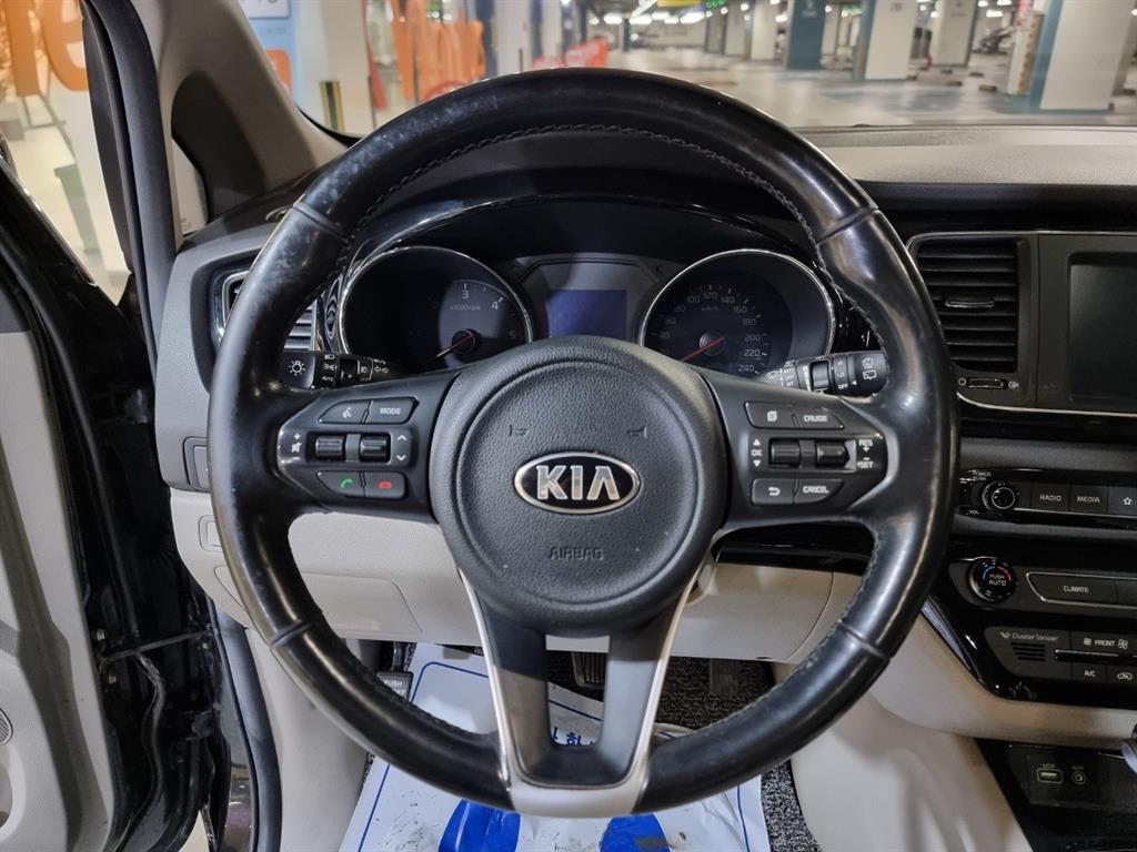 KIA Carnival - Vista 11