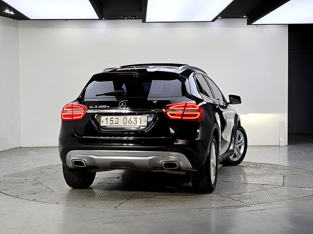 Mercedes Benz GLA Class - Vista 3