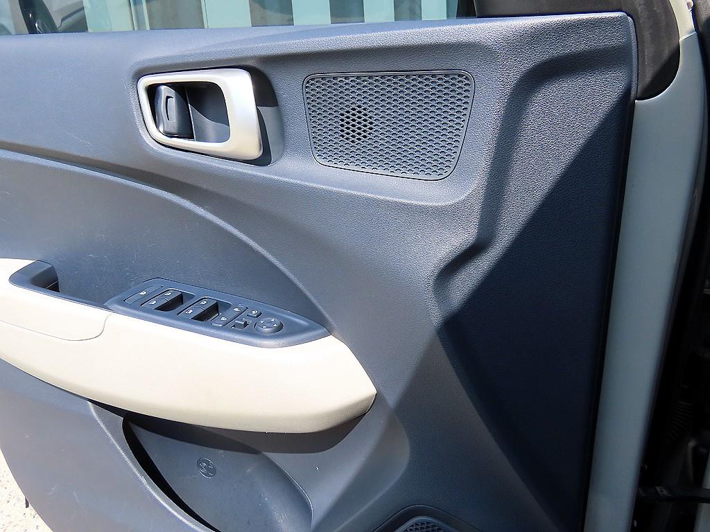 HYUNDAI Venue - Vista 11