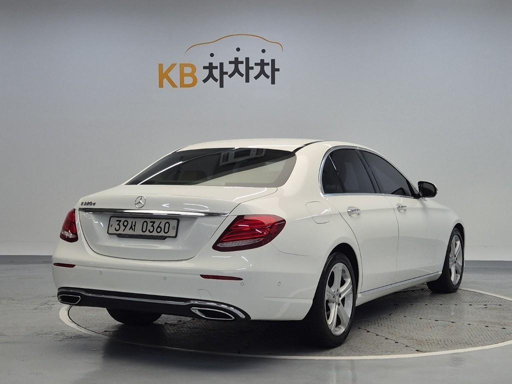 Mercedes Benz E class - Vista 3