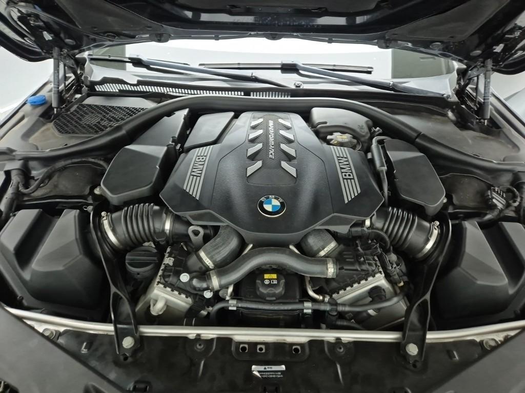 BMW 8 Series - Vista 5