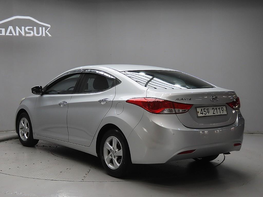 HYUNDAI Avante - Vista 5