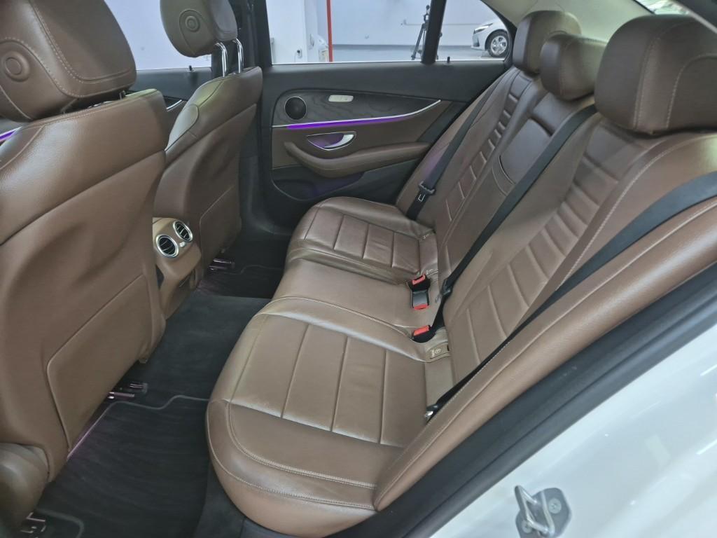 Mercedes Benz E class - Vista 12