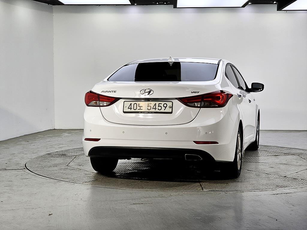 HYUNDAI Avante - Vista 3