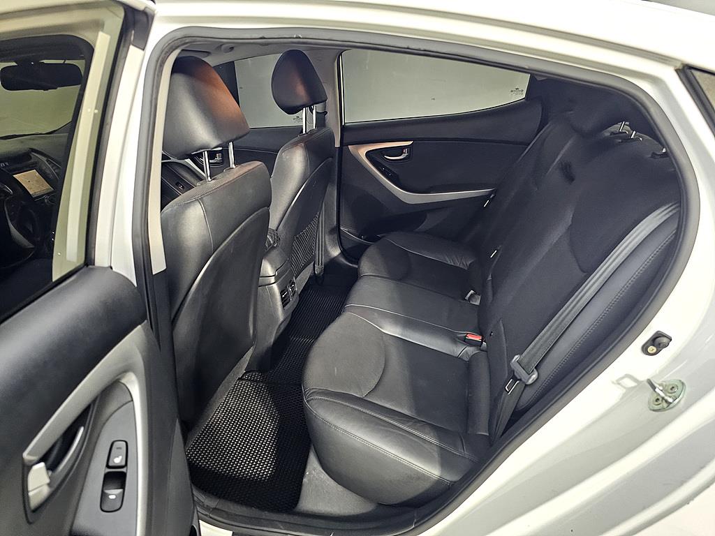 HYUNDAI Avante - Vista 9