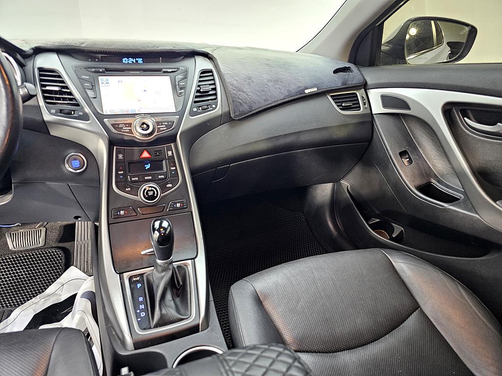 HYUNDAI Avante - Vista 10
