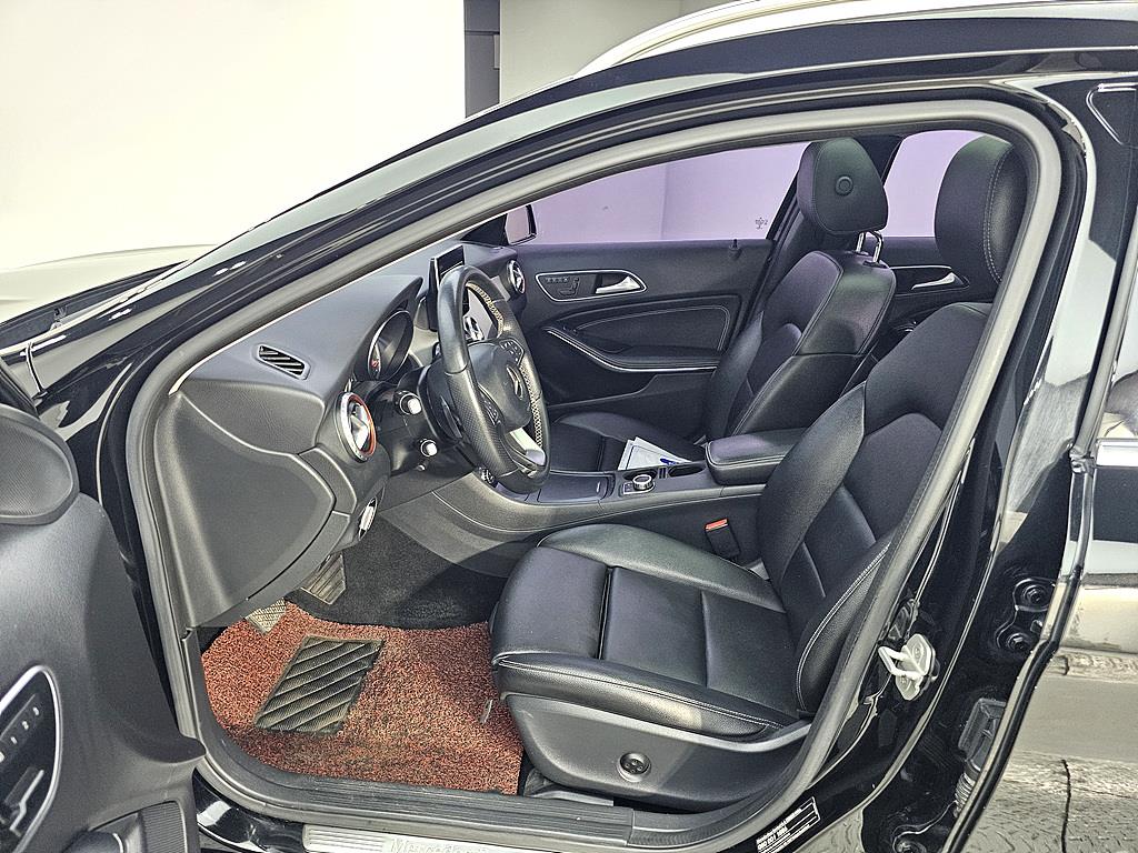 Mercedes Benz GLA Class - Vista 8