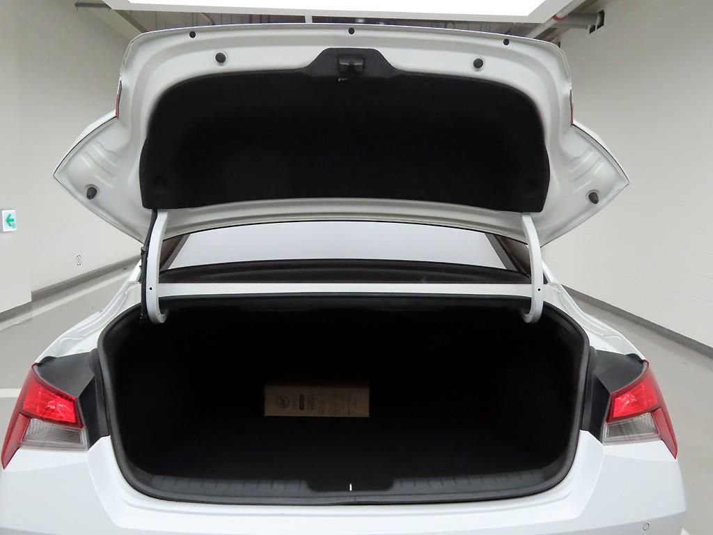 HYUNDAI Avante - Vista 5