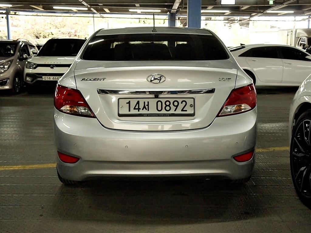 HYUNDAI Accent - Vista 5