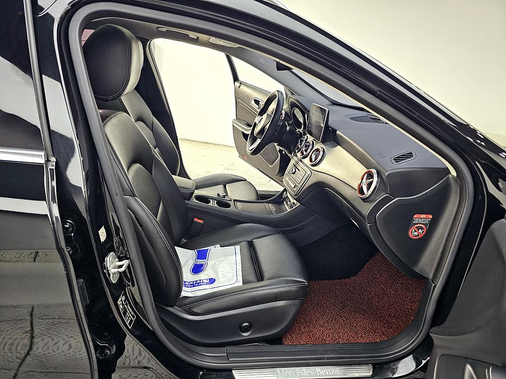 Mercedes Benz GLA Class - Vista 11