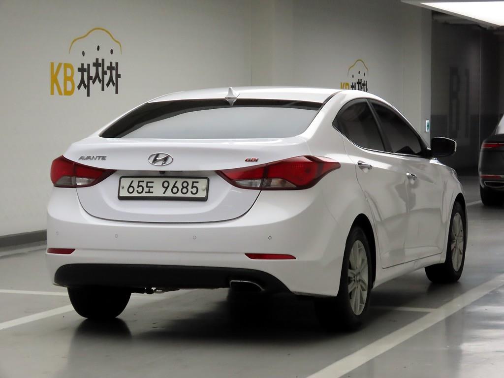 HYUNDAI Avante - Vista 4