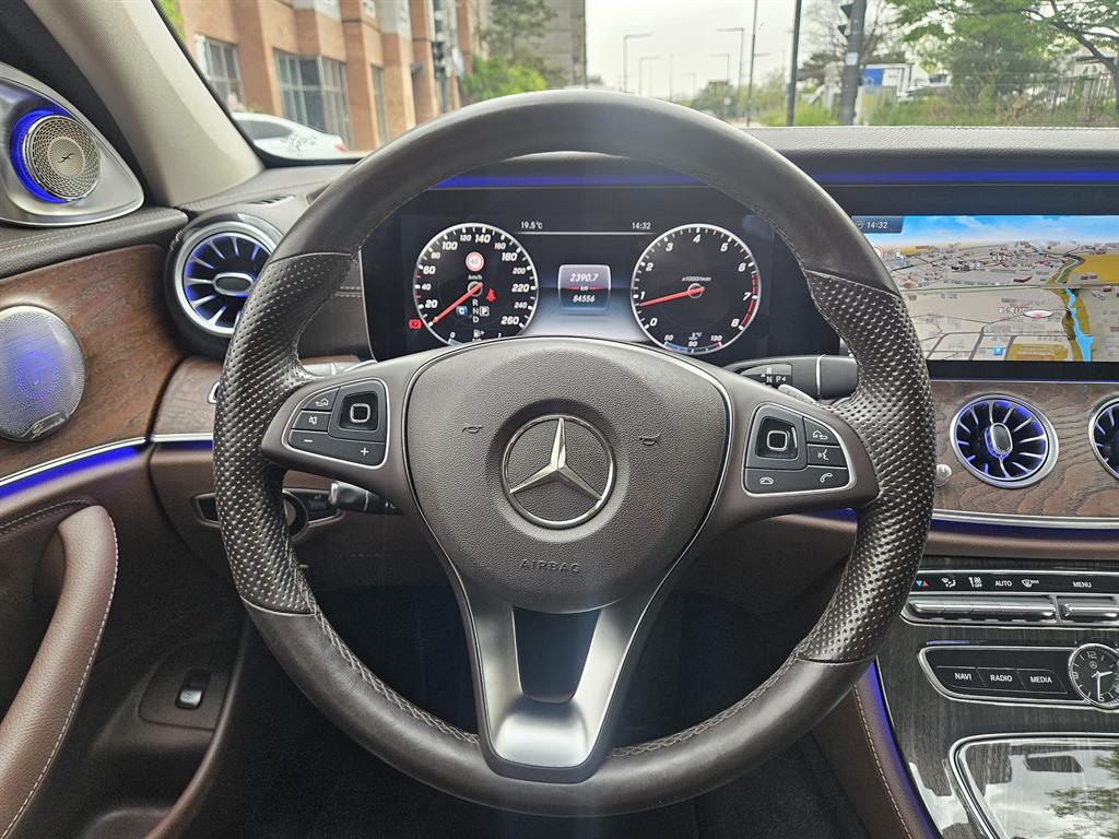 Mercedes Benz E class - Vista 12