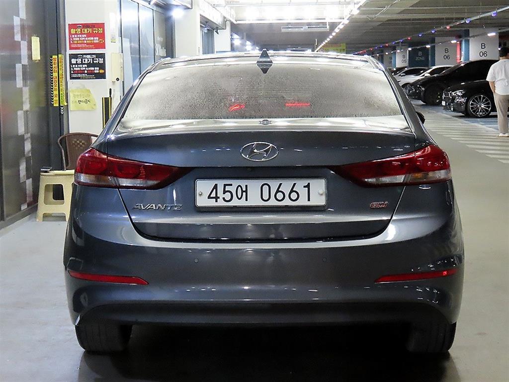 HYUNDAI Avante - Vista 5