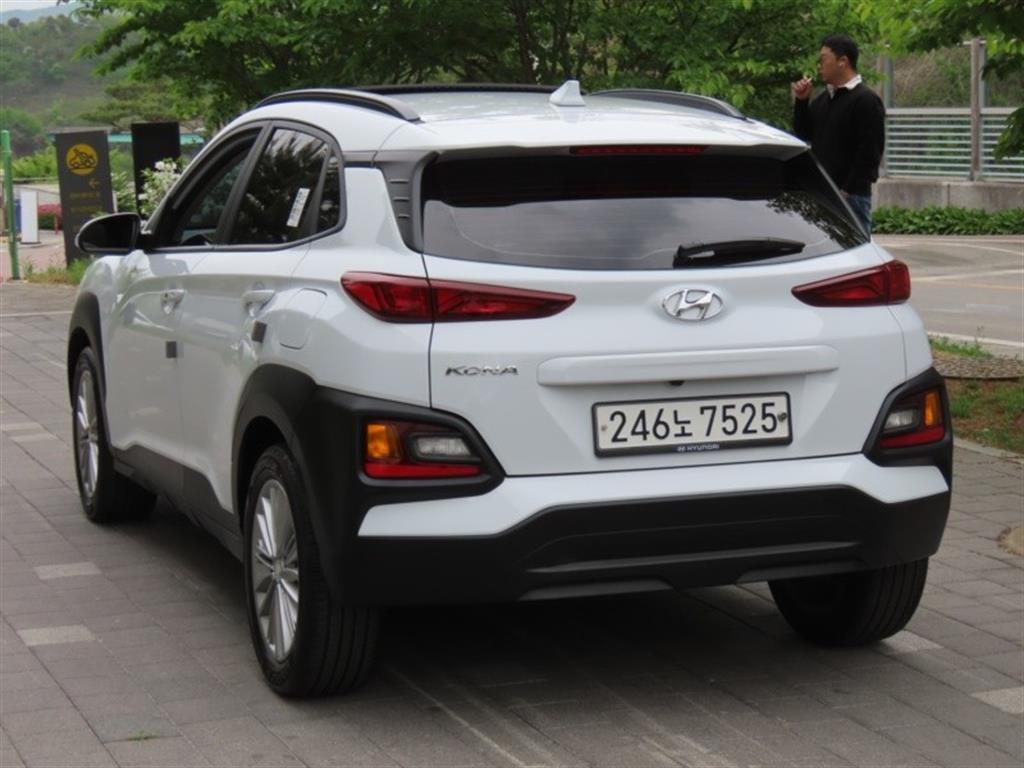 HYUNDAI Kona - Vista 7