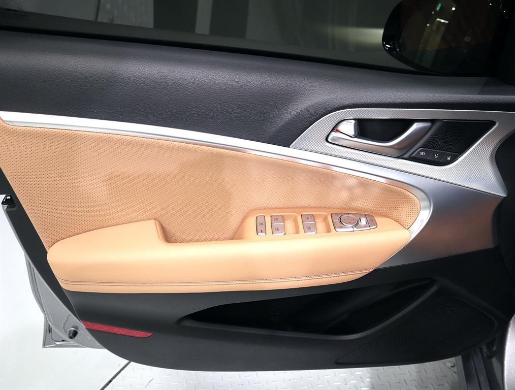 Genesis G70 - Vista 8