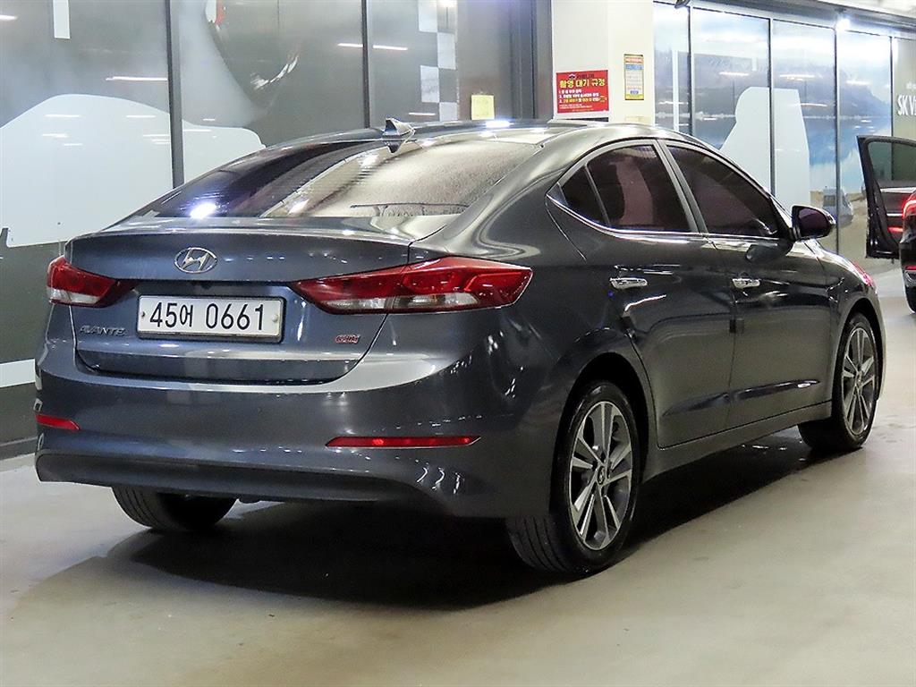 HYUNDAI Avante - Vista 4