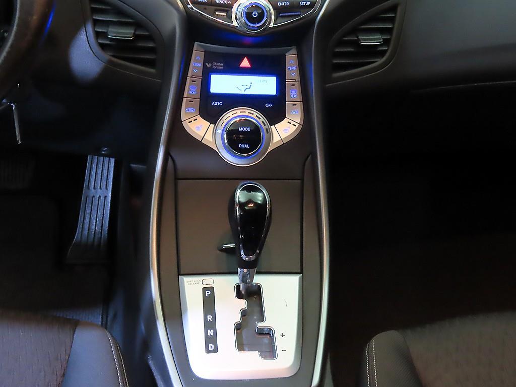 HYUNDAI Avante - Vista 12