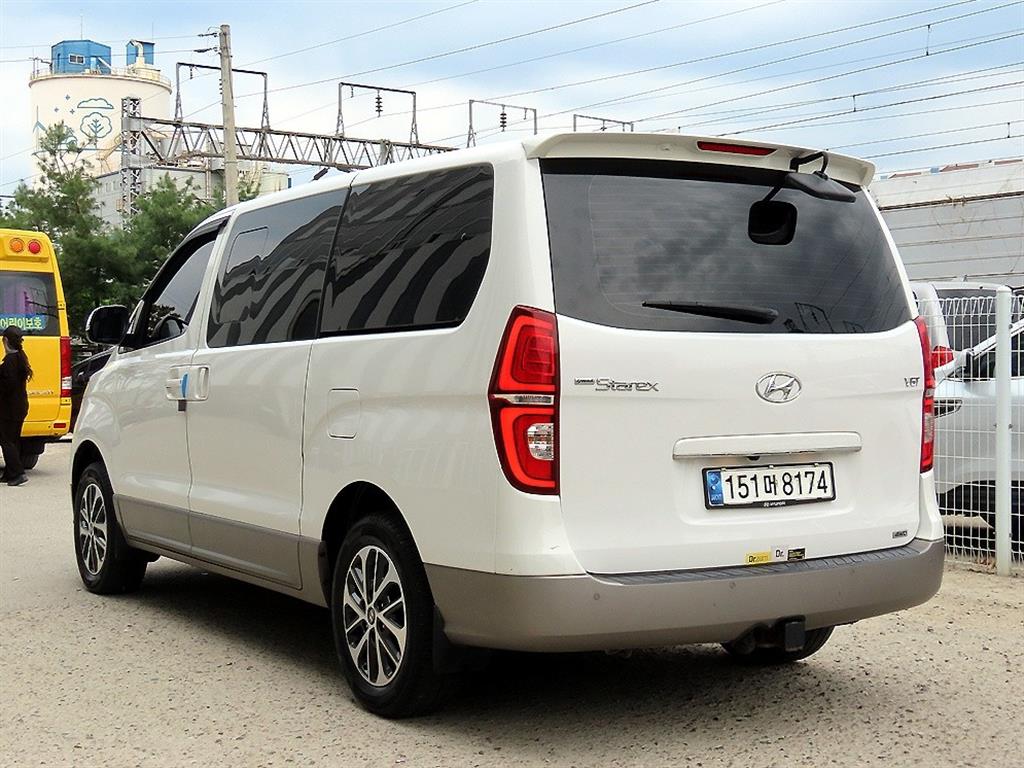 HYUNDAI Starex - Vista 3