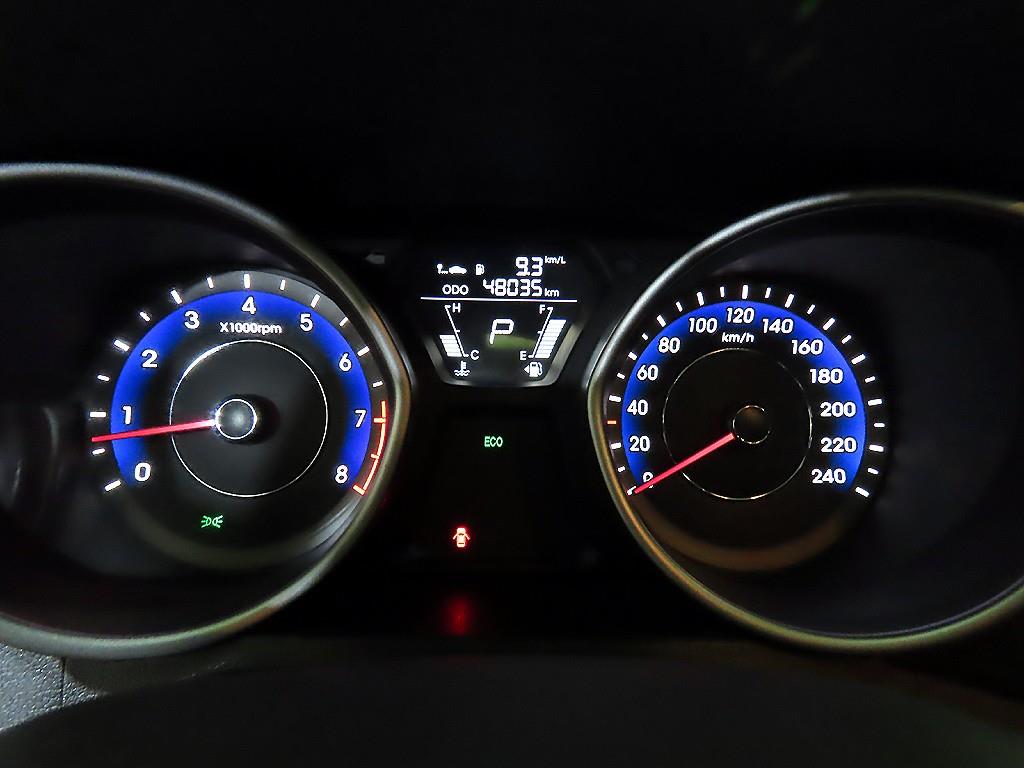 HYUNDAI Avante - Vista 9