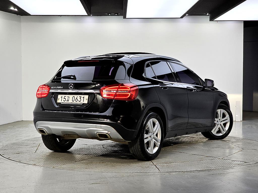 Mercedes Benz GLA Class - Vista 4