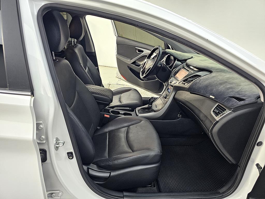 HYUNDAI Avante - Vista 11