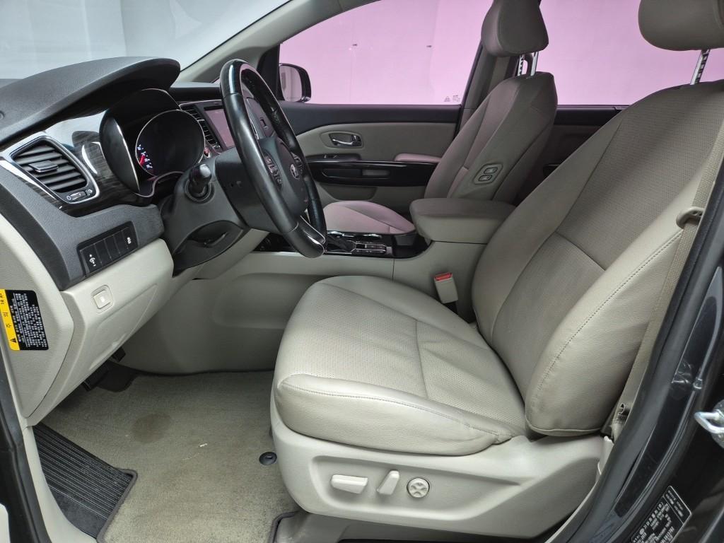 KIA Carnival - Vista 11