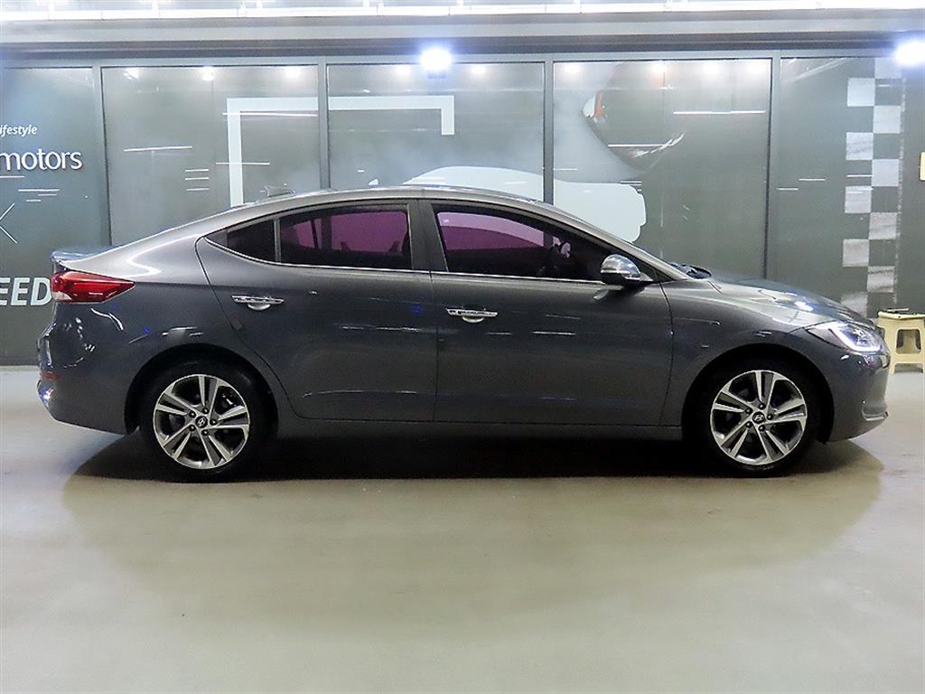 HYUNDAI Avante - Vista 3