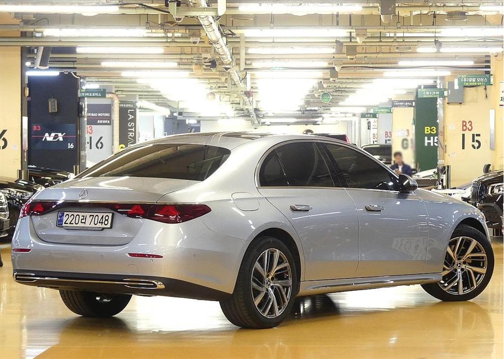Mercedes Benz E class - Vista 3