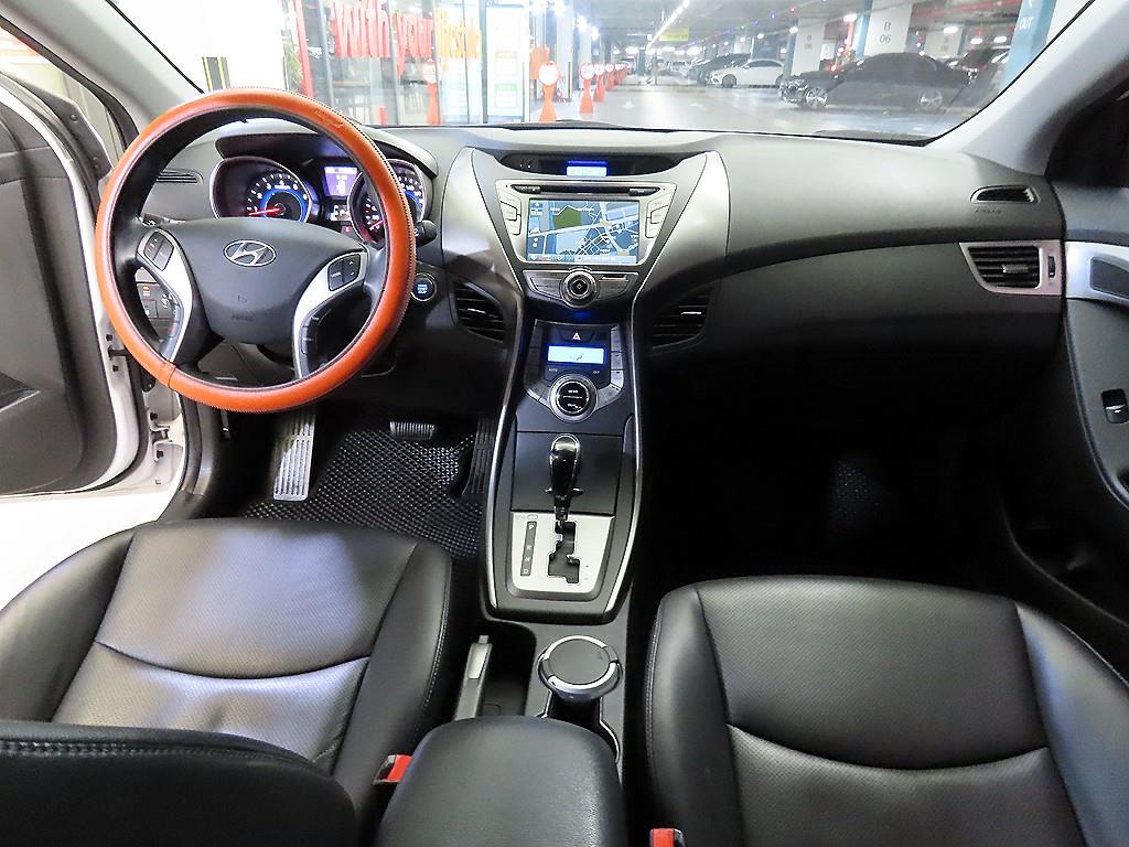 HYUNDAI Avante - Vista 10