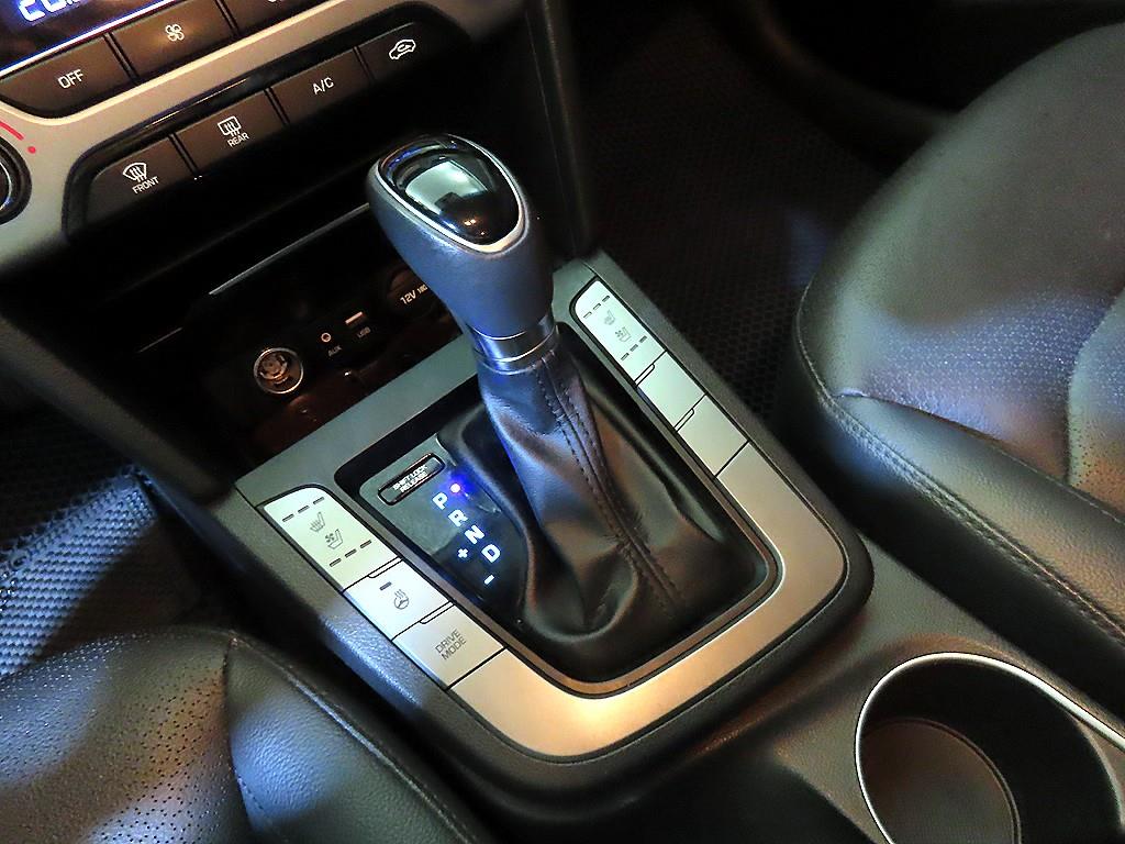 HYUNDAI Avante - Vista 12
