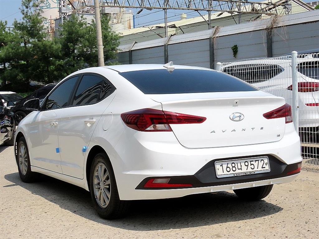 HYUNDAI Avante - Vista 3