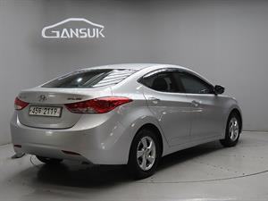 HYUNDAI Avante - Vista 8