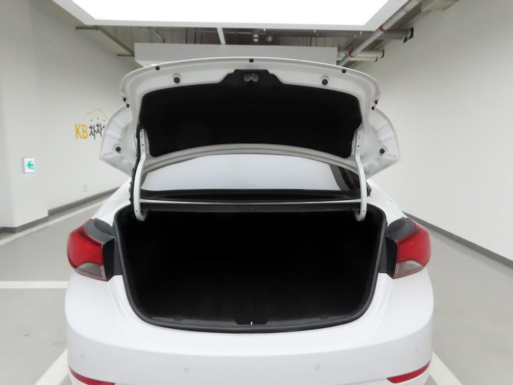 HYUNDAI Avante - Vista 5