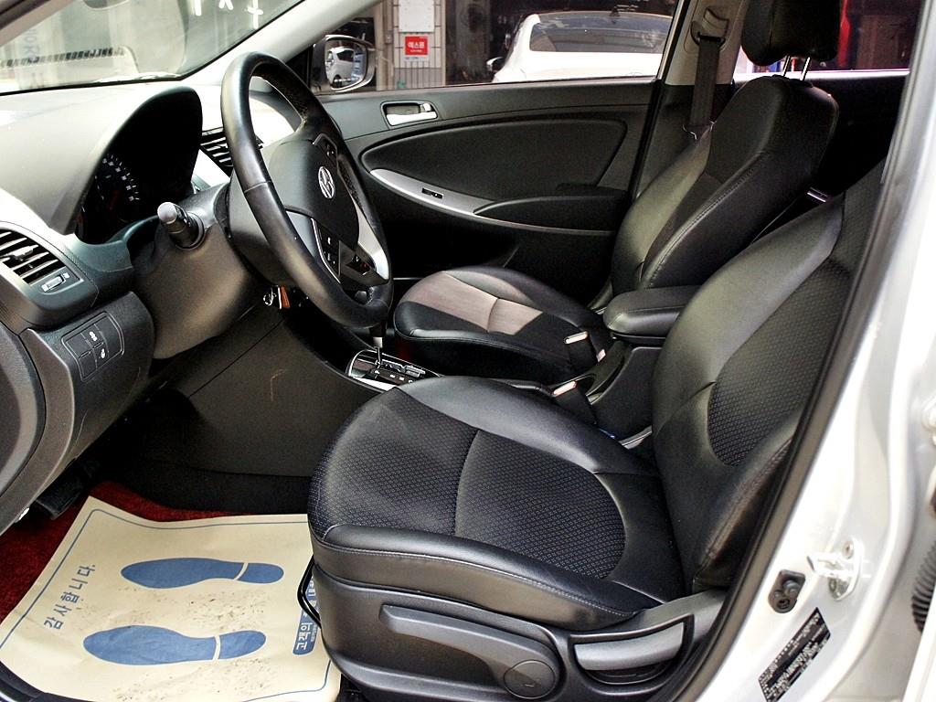 HYUNDAI Accent - Vista 9