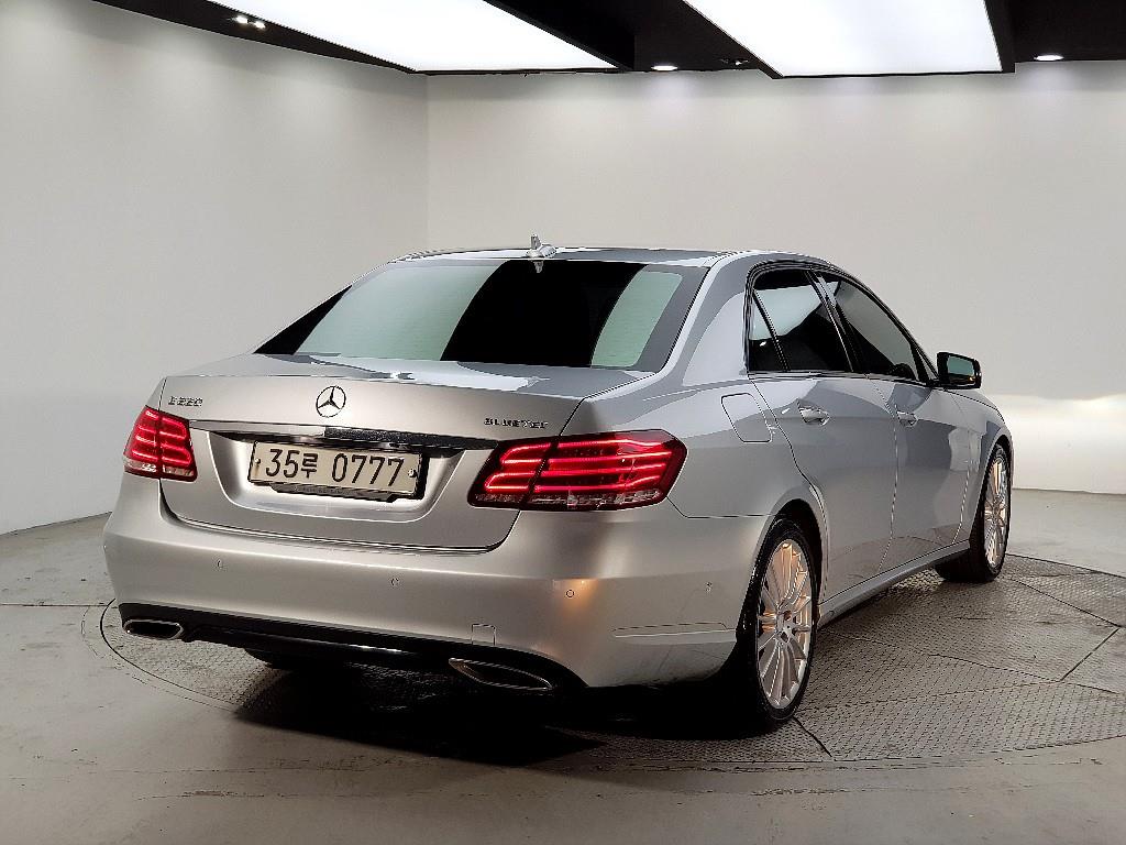 Mercedes Benz E class - Vista 4