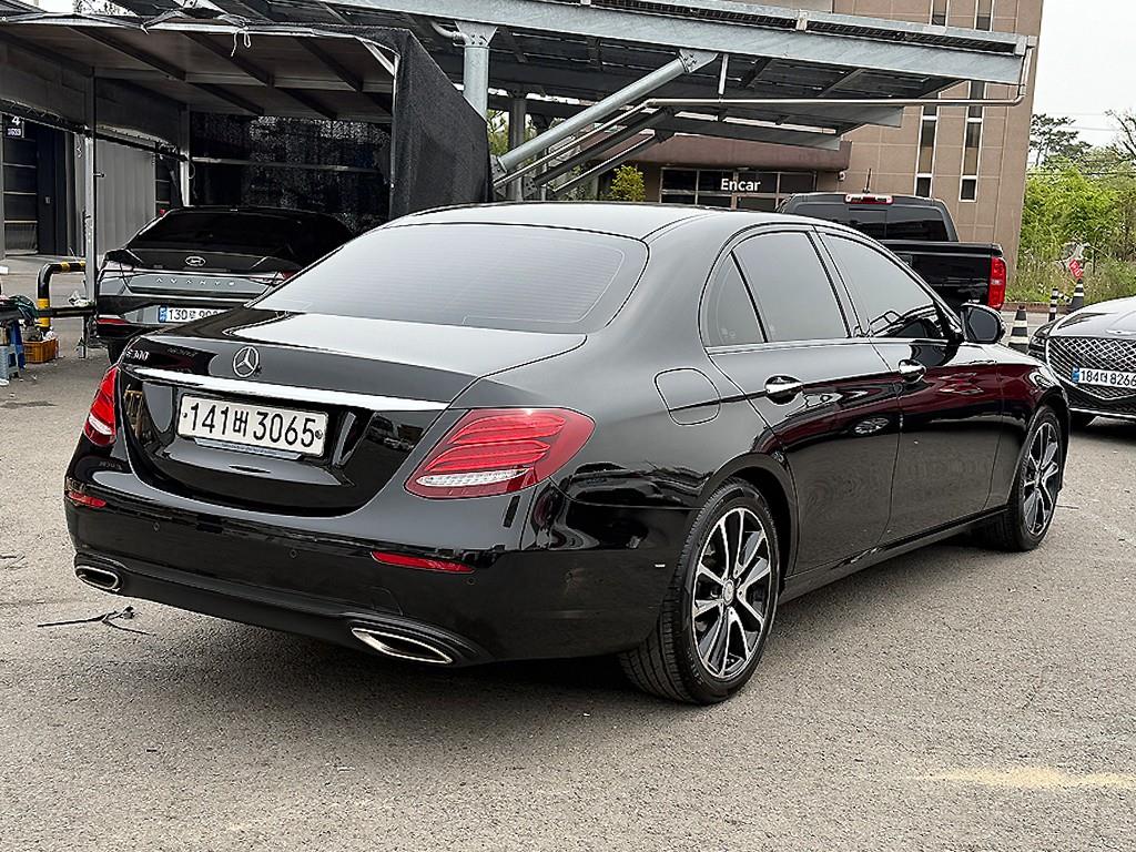 Mercedes Benz E class - Vista 4