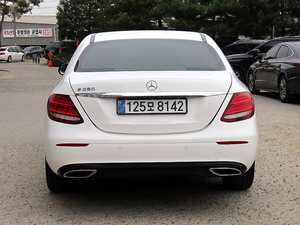 Mercedes Benz E class - Vista 4