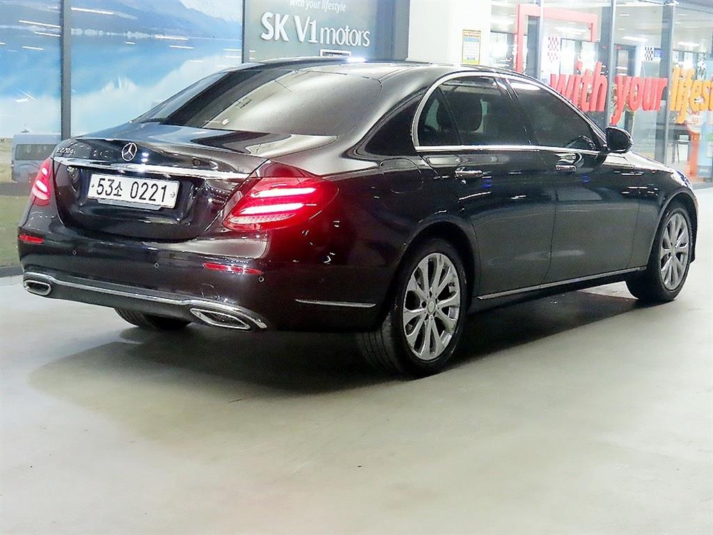Mercedes Benz E class - Vista 4