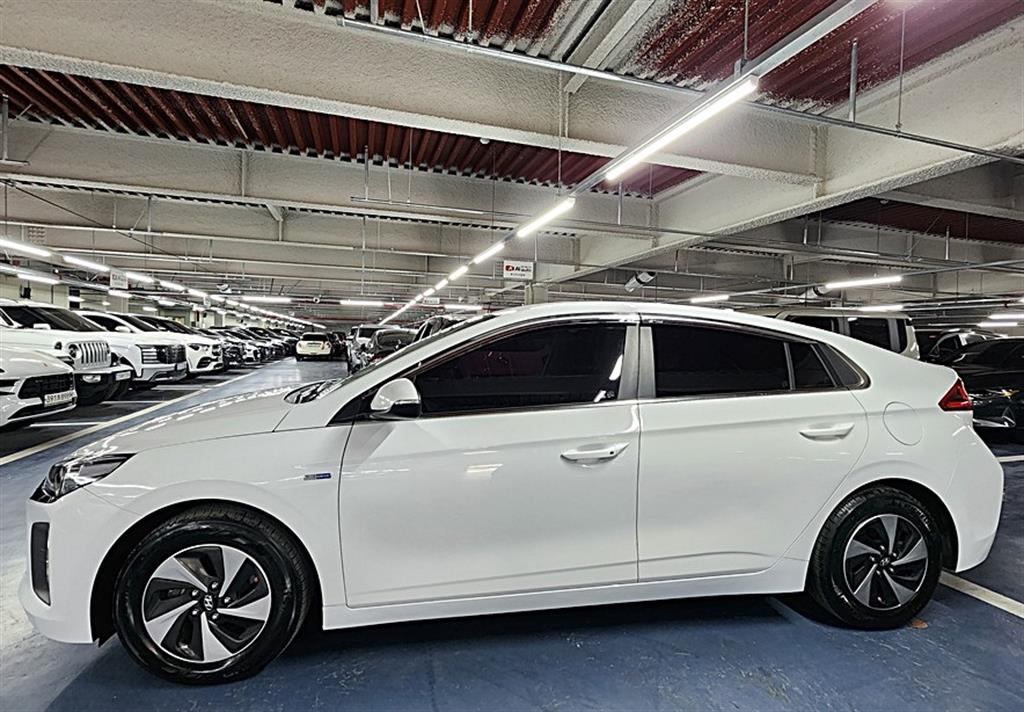 HYUNDAI Ioniq - Vista 4