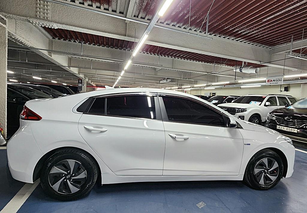 HYUNDAI Ioniq - Vista 5