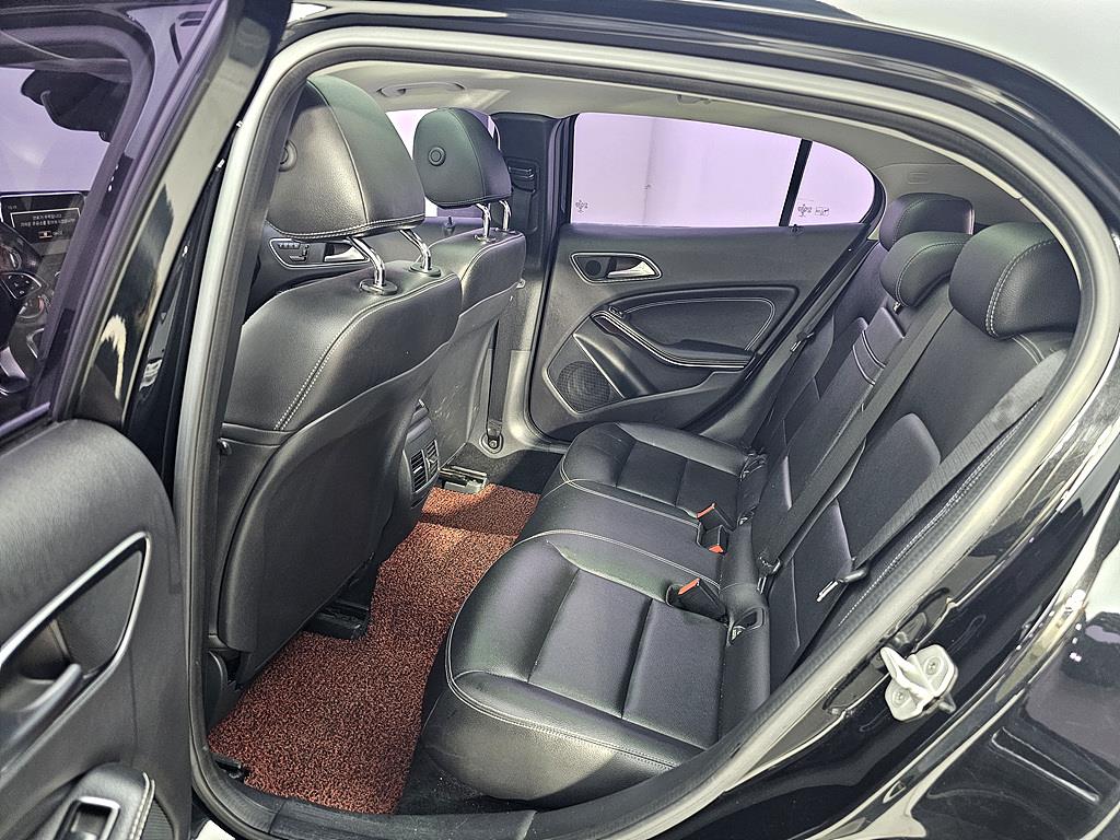 Mercedes Benz GLA Class - Vista 9