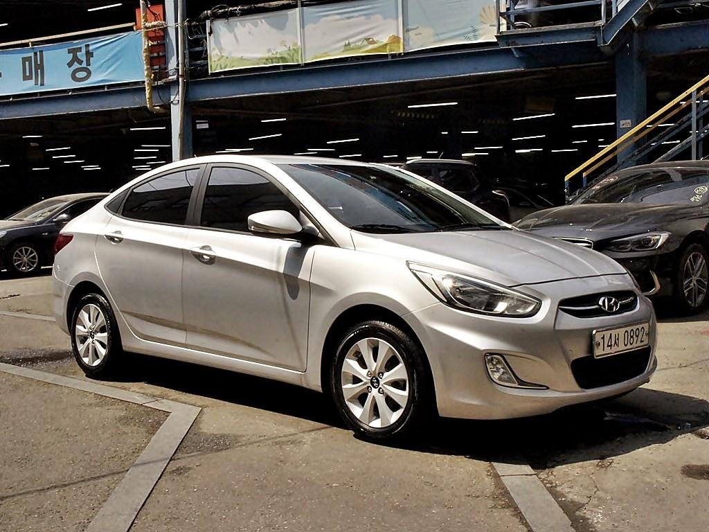 HYUNDAI Accent - Vista 3