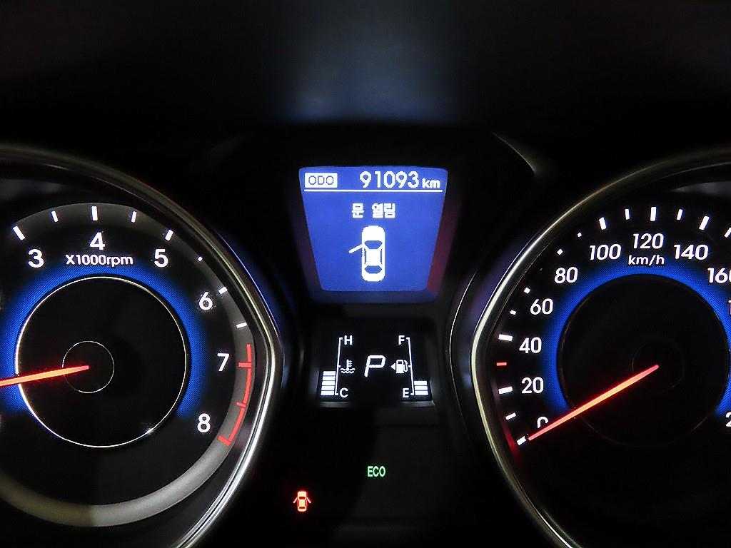 HYUNDAI Avante - Vista 9
