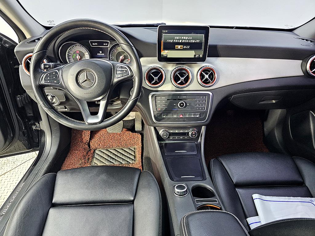 Mercedes Benz GLA Class - Vista 5