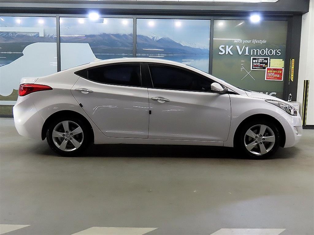 HYUNDAI Avante - Vista 3
