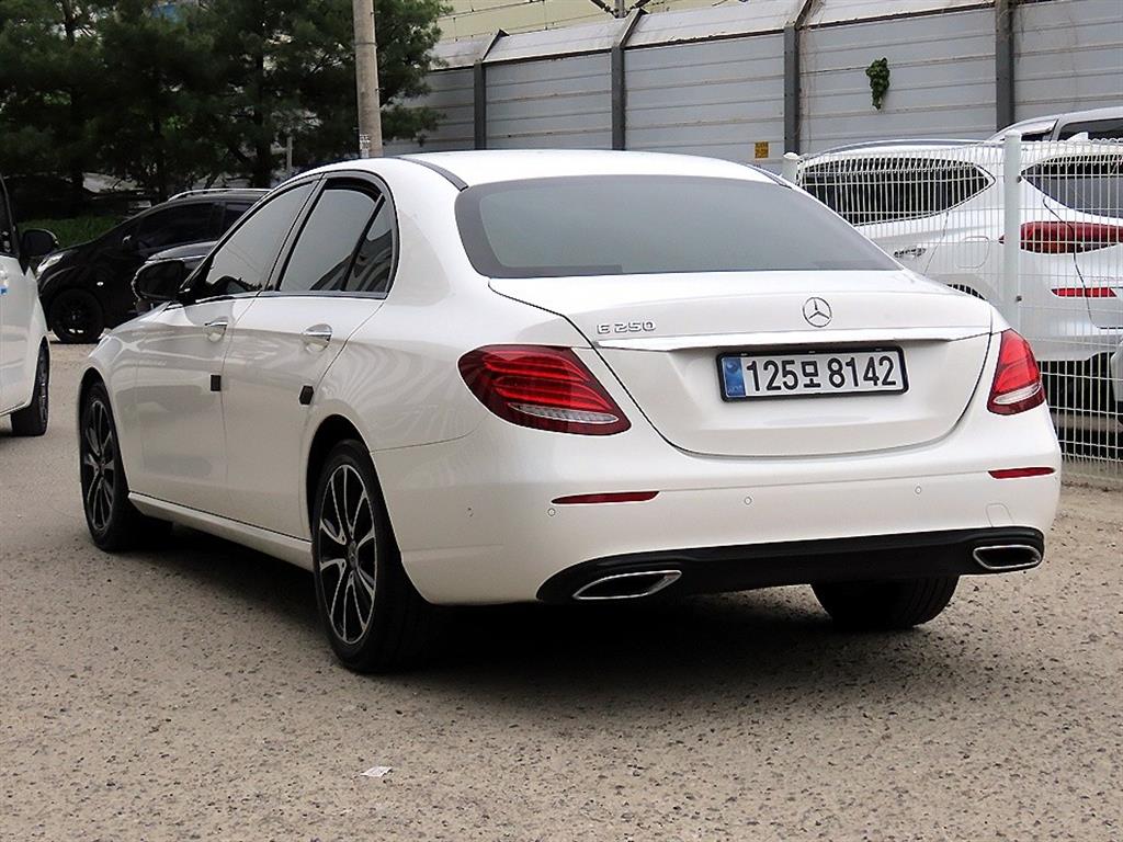 Mercedes Benz E class - Vista 3