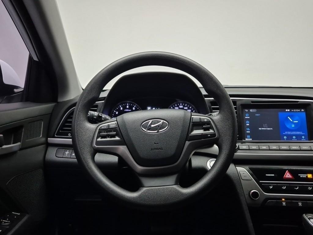 HYUNDAI Avante - Vista 9